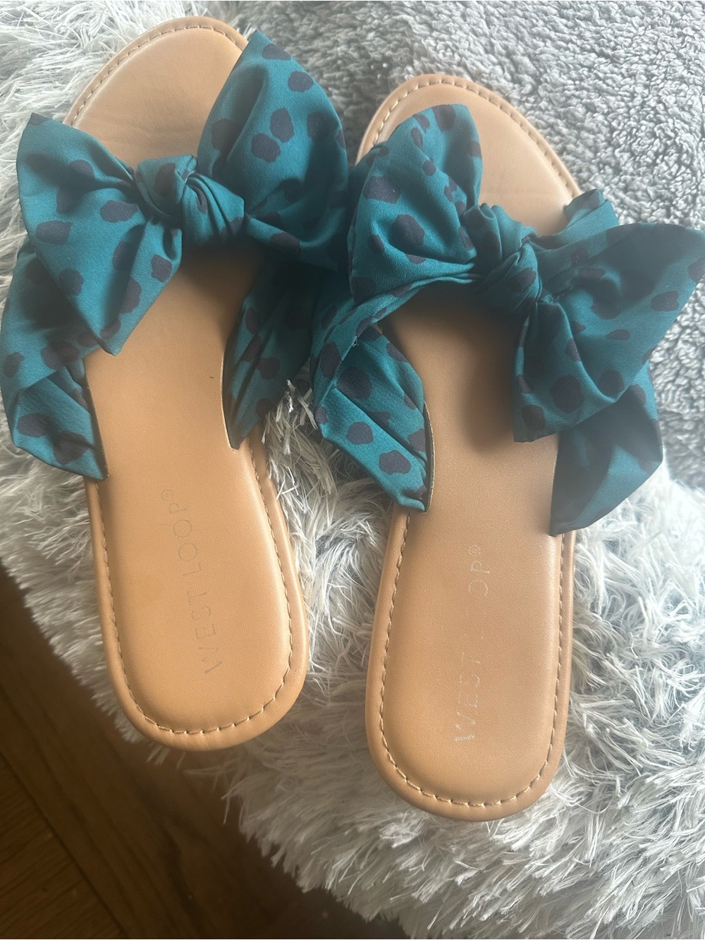 WEST LOOP Teal/Navy Polka Dot Slides
Size:  7/8 M